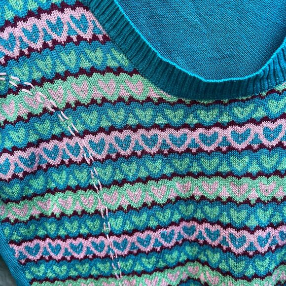 Sweater woman’s with heart stripped pattern and slightly cropped style sz M - Picture 2 of 6